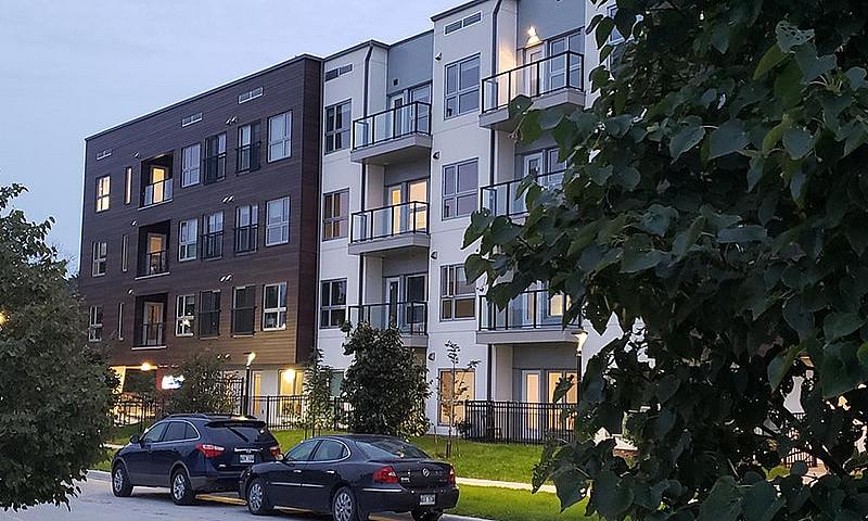 Modern 1 Br Suite In...