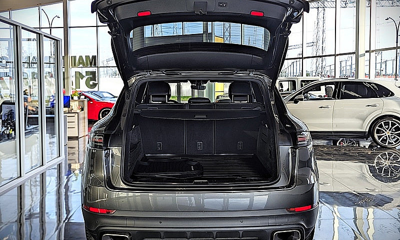 2022 Porsche Cayenne...