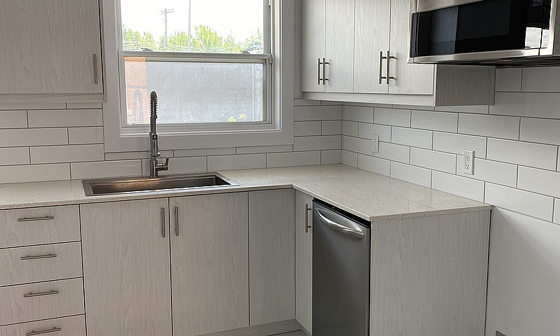 Fully Renovated 4 1/...