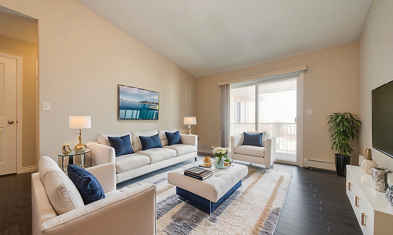 Top Floor Condo In E...