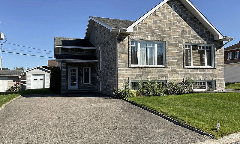 $439,900 - Semi-Deta...