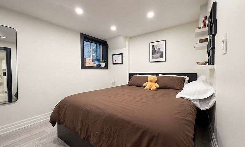 121 Sorauren Ave - 4...