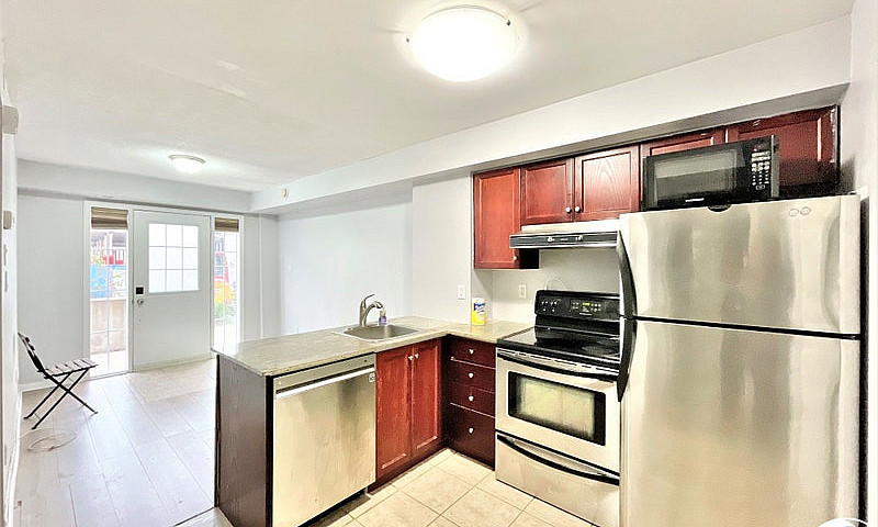 1 Bed+Den 1 Bath –To...
