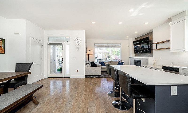 15 6897 201 Street L...