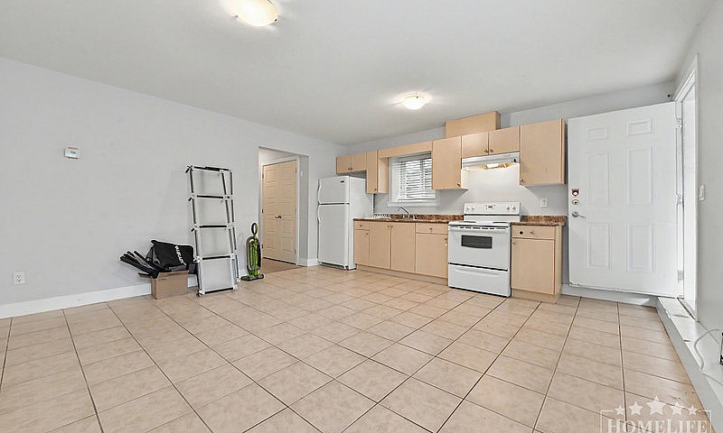 Bright 2-Bedroom Bas...