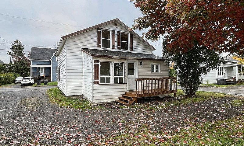 $396,000 - 1 1/2 Sto...