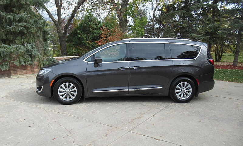 2019 Chrysler Pacifi...