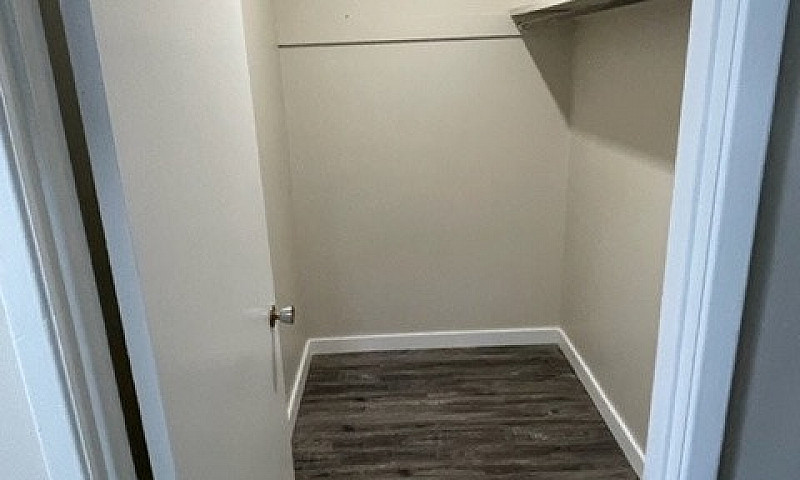 512 Young - 1 Br Ava...