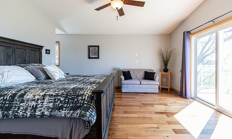 Spacious Lakeside Ch...