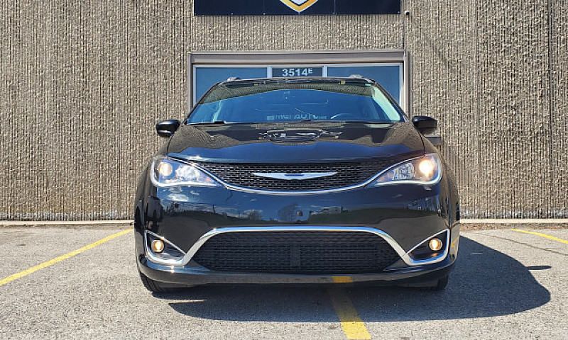 2018 Chrysler Pacifi...