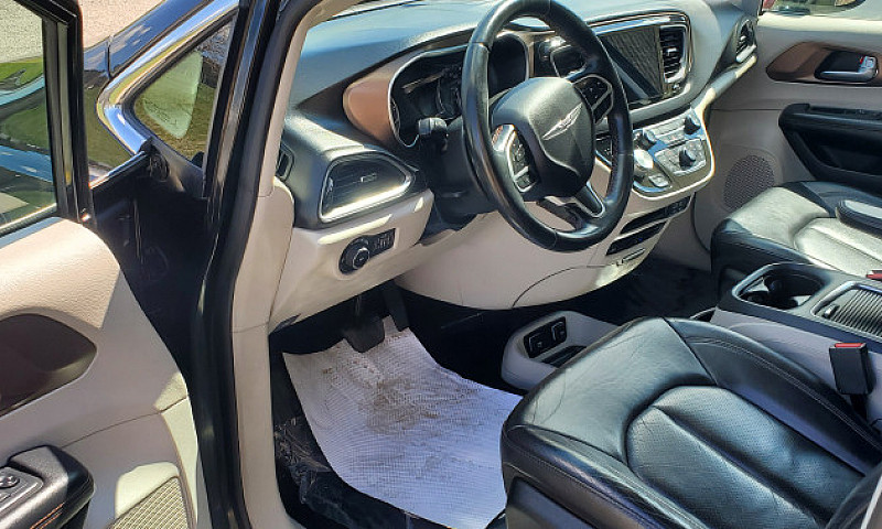 2018 Chrysler Pacifi...