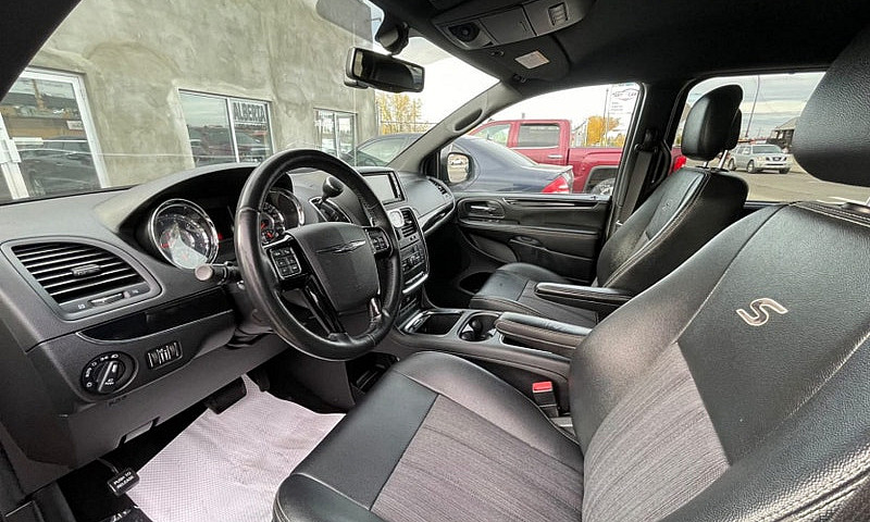 2015 Chrysler Town &...