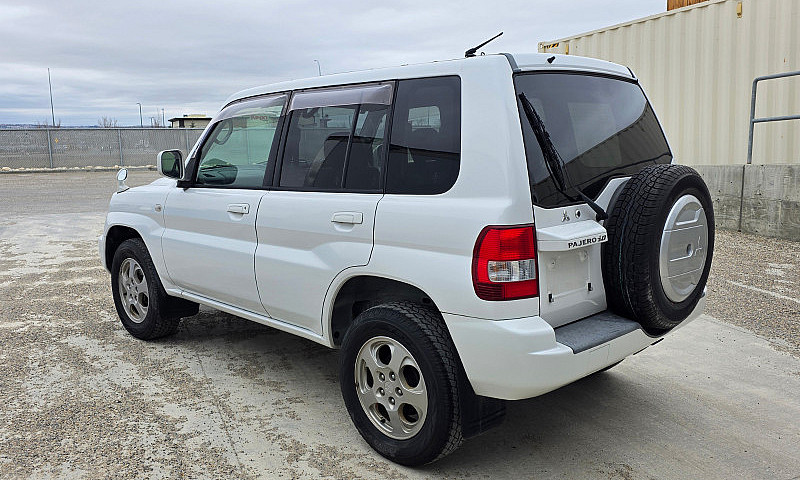 2002 Mitsubishi Paje...