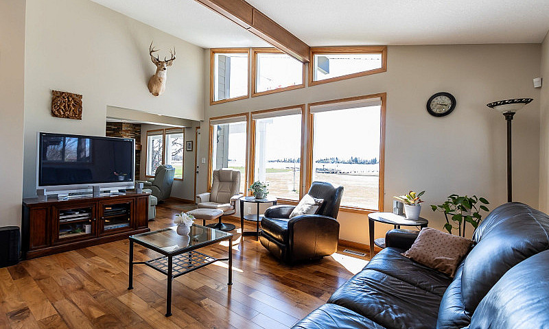 Spacious Lakeside Ch...