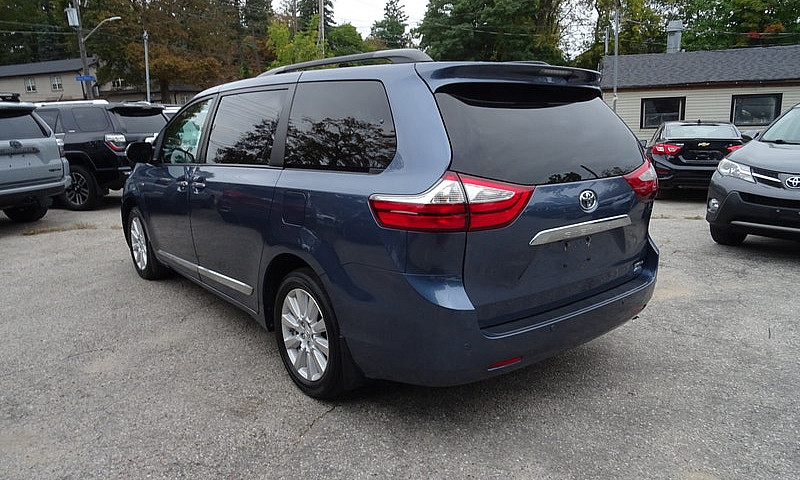 2017 Toyota Sienna ...