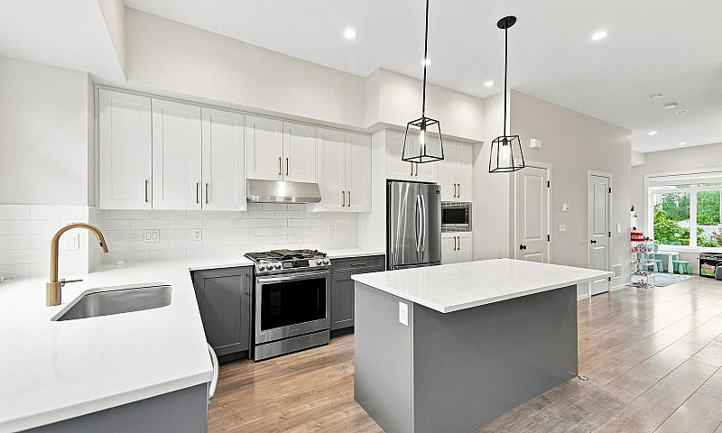 17557 100 Avenue Sur...