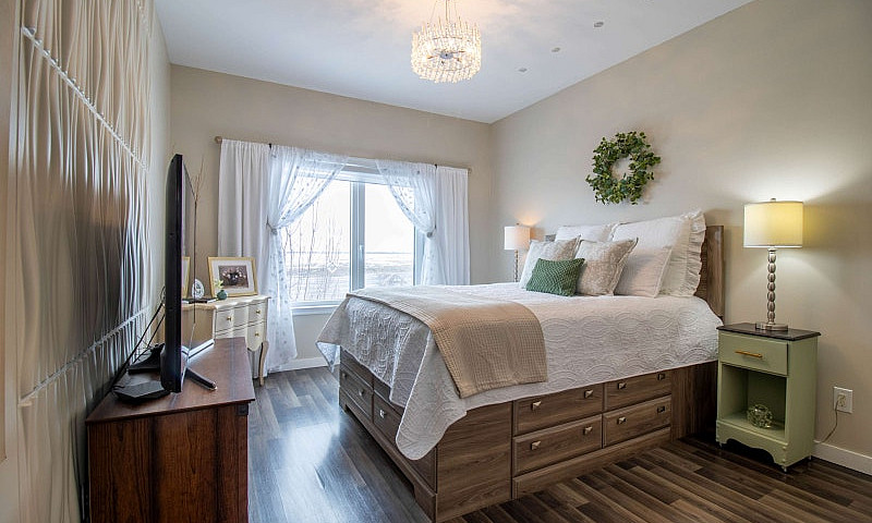 Stunning, 6 Bdrm, 3....
