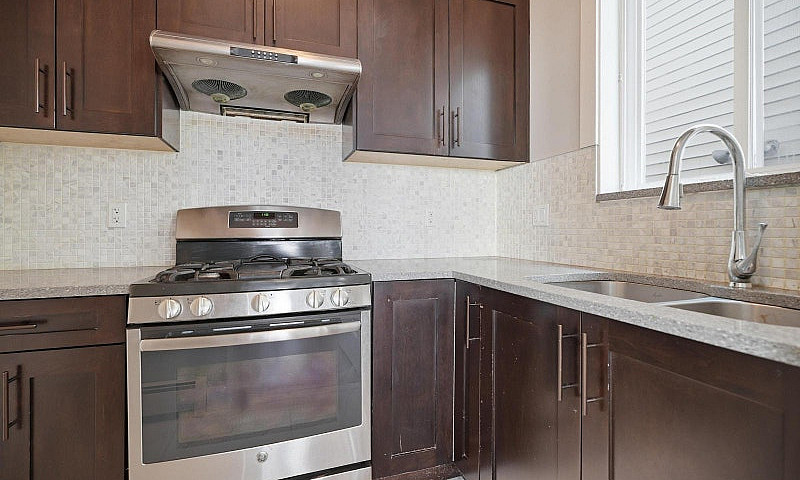 6035 138A Street Sur...