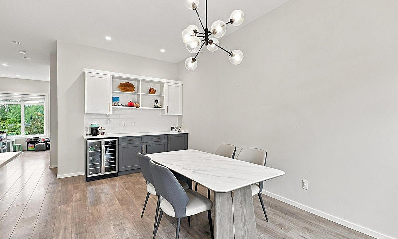 17557 100 Avenue Sur...