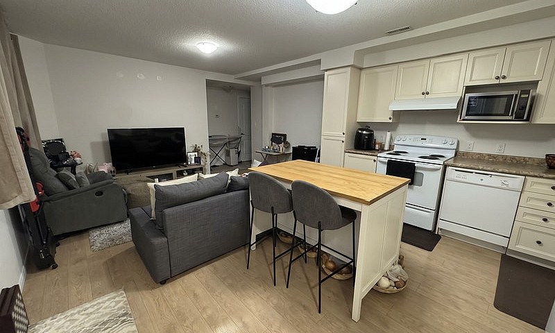 Bright 2 Bedroom Low...