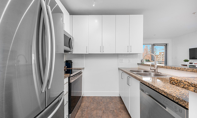 Modern 2 Bedroom + D...