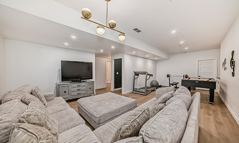 6 Bed 3 Bath --- Bun...