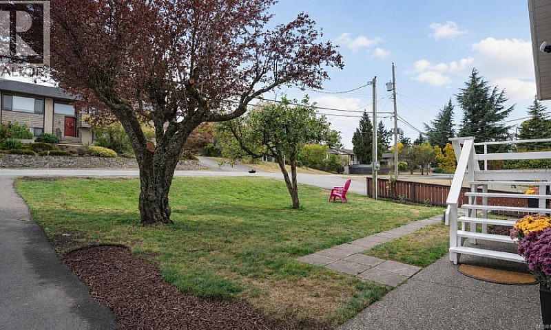 558 Kenneth St Saani...