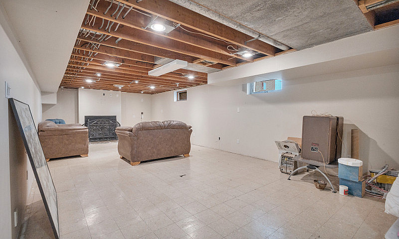 Bungalow On Huge Lot...