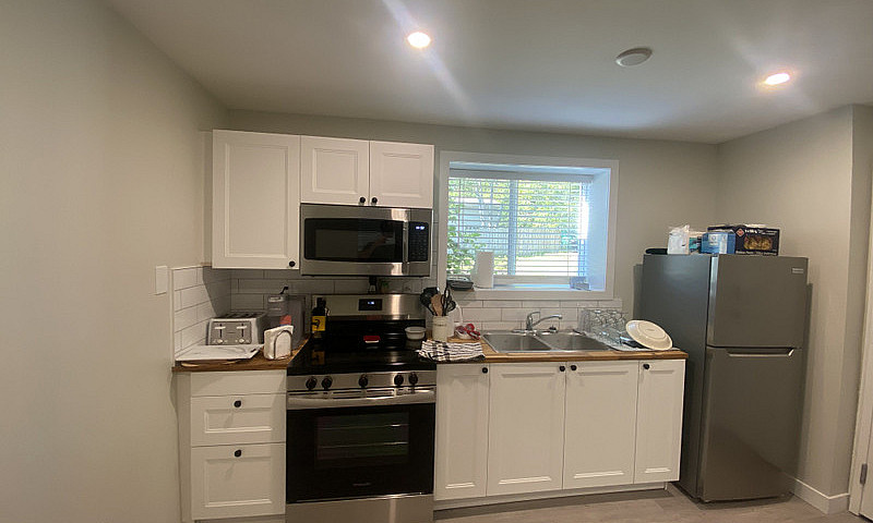 Cozy 1 Bed 1 Bath Un...