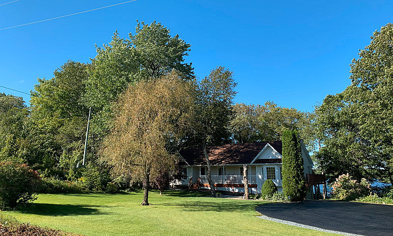 5 Bedroom Lakefront ...