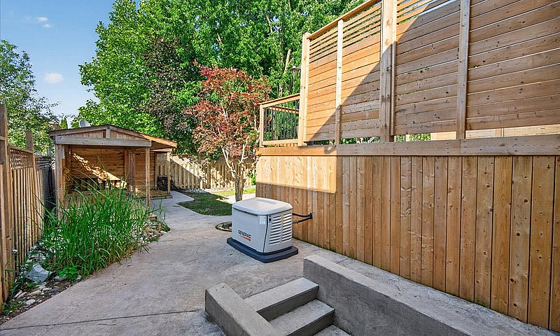 59 Bridle Path, Stra...