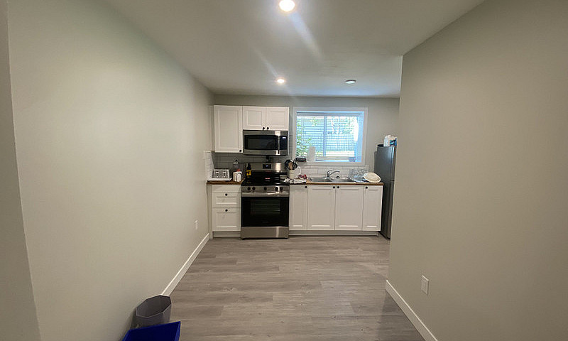 Cozy 1 Bed 1 Bath Un...