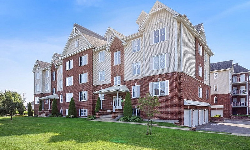 Condo 4 1/2 -- 2 Gar...