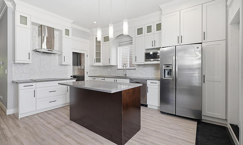 6035 138A Street Sur...