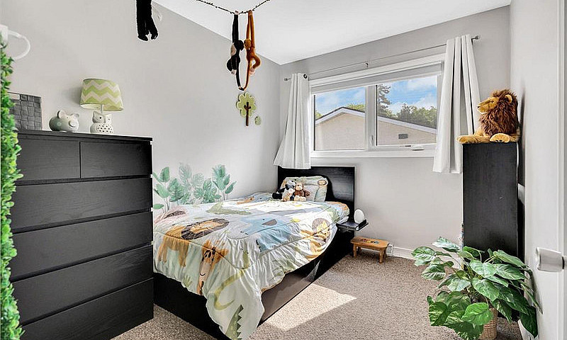 4-Bedroom House In R...