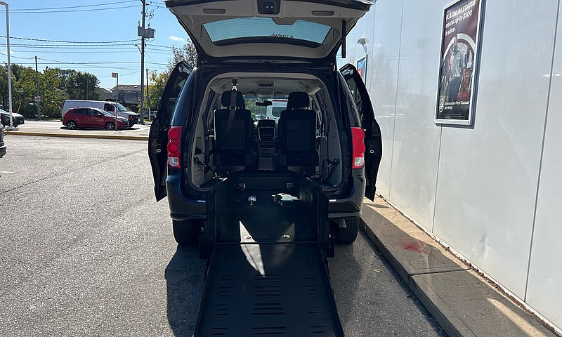 2017 Dodgegrand Cara...