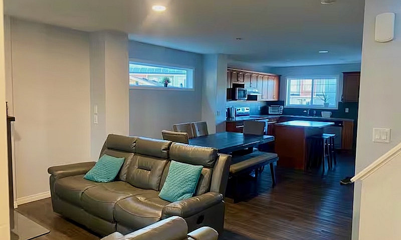 Calgary 4 Bed 3.5 Ba...