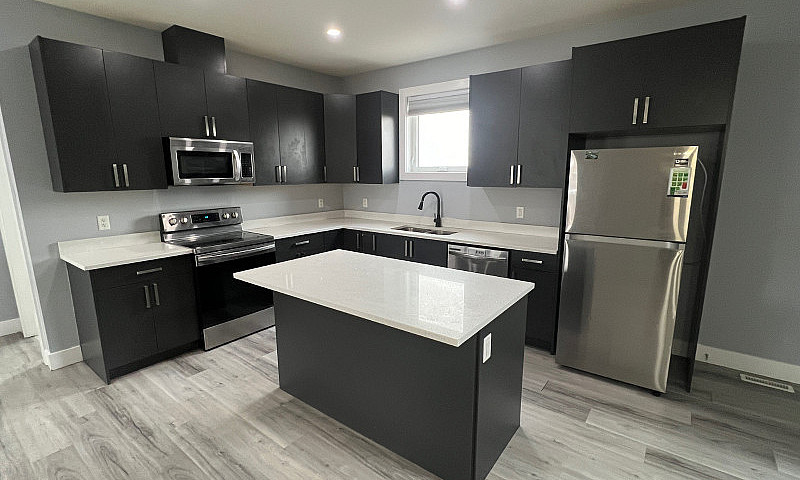 5703 Glide Cres. - H...