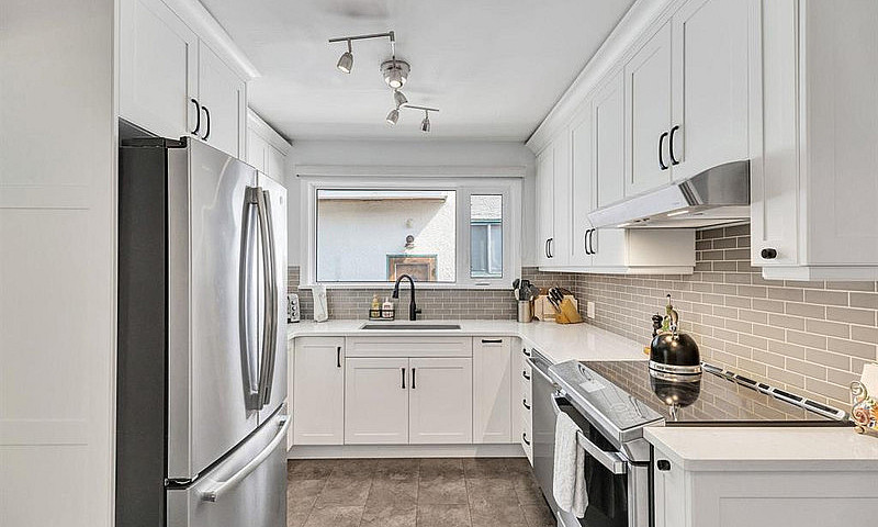 4-Bedroom House In R...