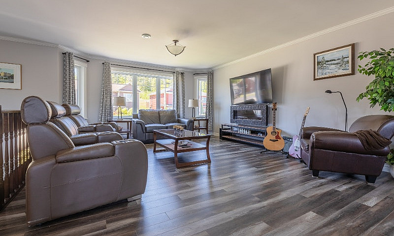 Just Listed With Apa...