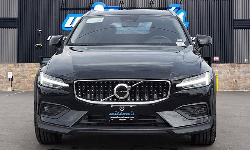 2025 Volvo V60 Cross...