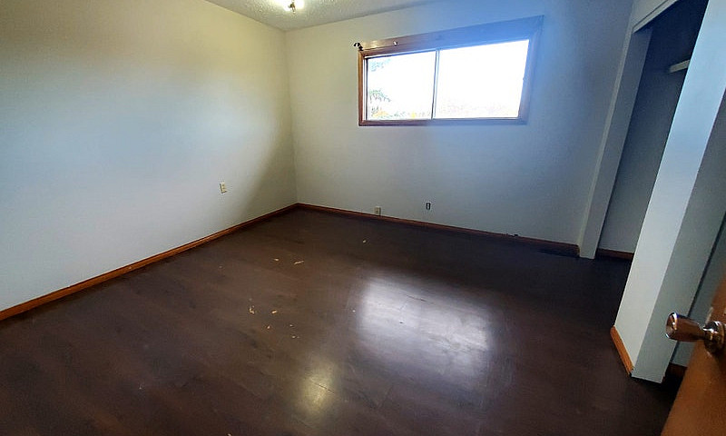 3 Bed, 2 Bath Half D...