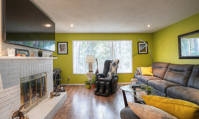 Spacious Charleswood...