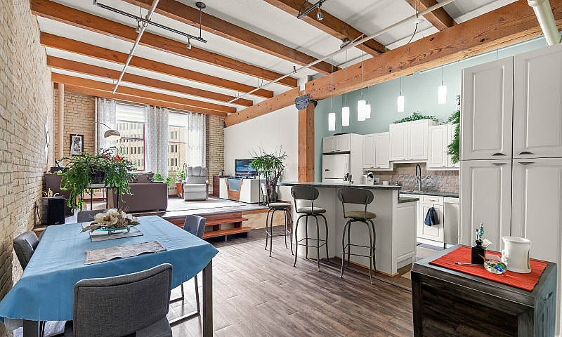 Spacious 1Bdrm Loft-...