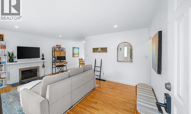 558 Kenneth St Saani...