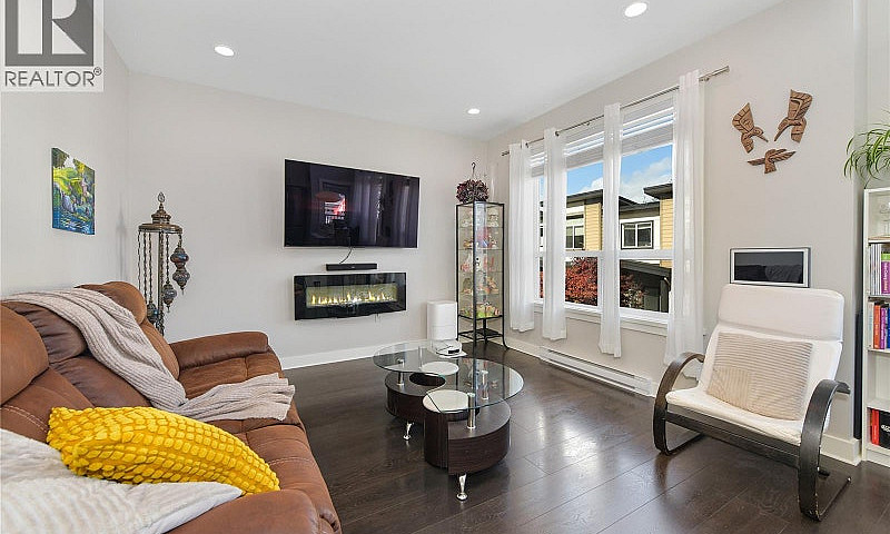 1005 Boeing Close La...