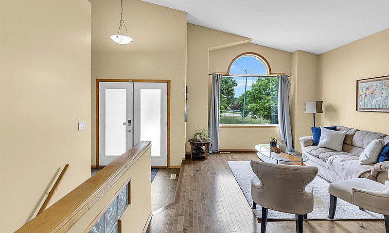 5-Bedroom House In T...
