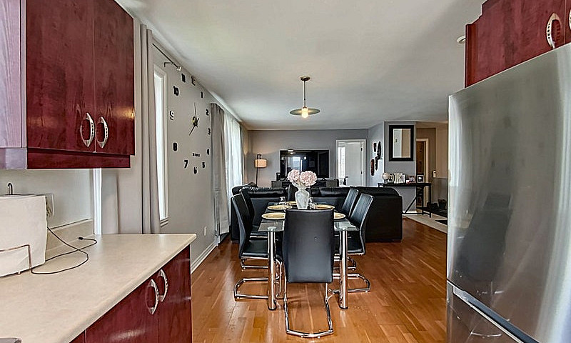 1 085 000$ - Triplex...