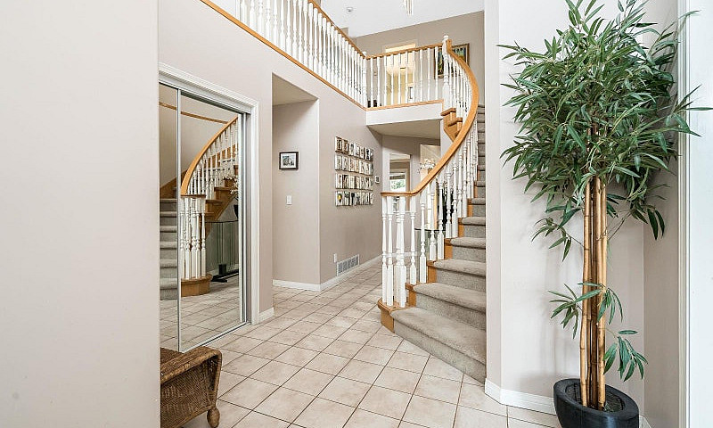 17163 102 Avenue Sur...