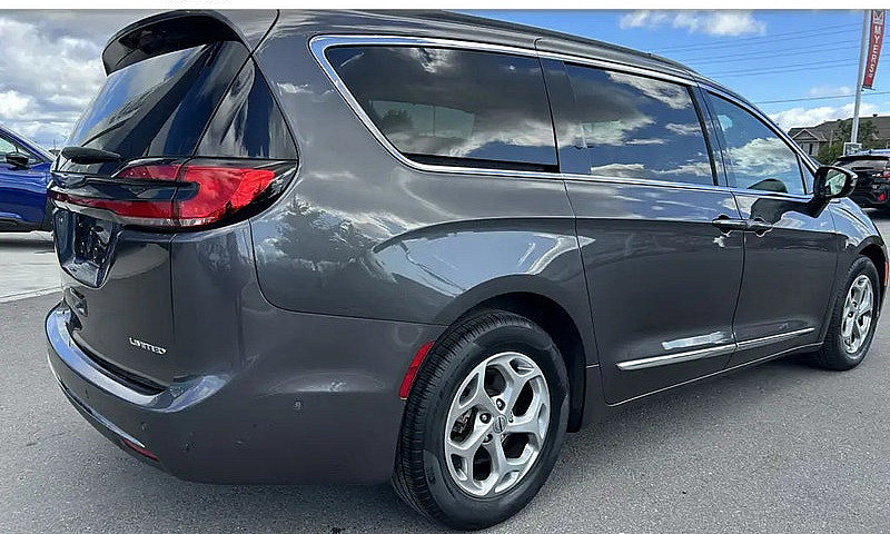 2023 Chrysler Pacifi...
